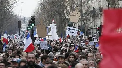 epaselect epa04555448 People march against terrorism in Paris, France, 11 January 2015. Hundreds of thousands of people and more than 40 world leaders were expected for the march honouring the 17 victims killed in three days of terror earlier in the week, which started when gunmen invaded French satirical magazine Charlie Hebdo, continued with the shooting of a policewoman and ended with the siege of a Jewish supermarket EPA/IAN LANGSDON