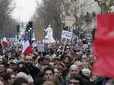 epaselect epa04555448 People march against terrorism in Paris, France, 11 January 2015. Hundreds of thousands of people and more than 40 world leaders were expected for the march honouring the 17 victims killed in three days of terror earlier in the week, which started when gunmen invaded French satirical magazine Charlie Hebdo, continued with the shooting of a policewoman and ended with the siege of a Jewish supermarket EPA/IAN LANGSDON