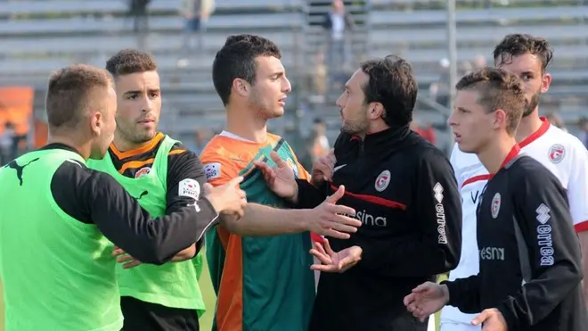 Interpress/Mazzega Cruccu Venezia, 28.04.2013.- Calcio Stadio PL Penzo, FBC Unione Venezie / AC Giacomense.- Nella foto screzi fra giocatori a fine partita