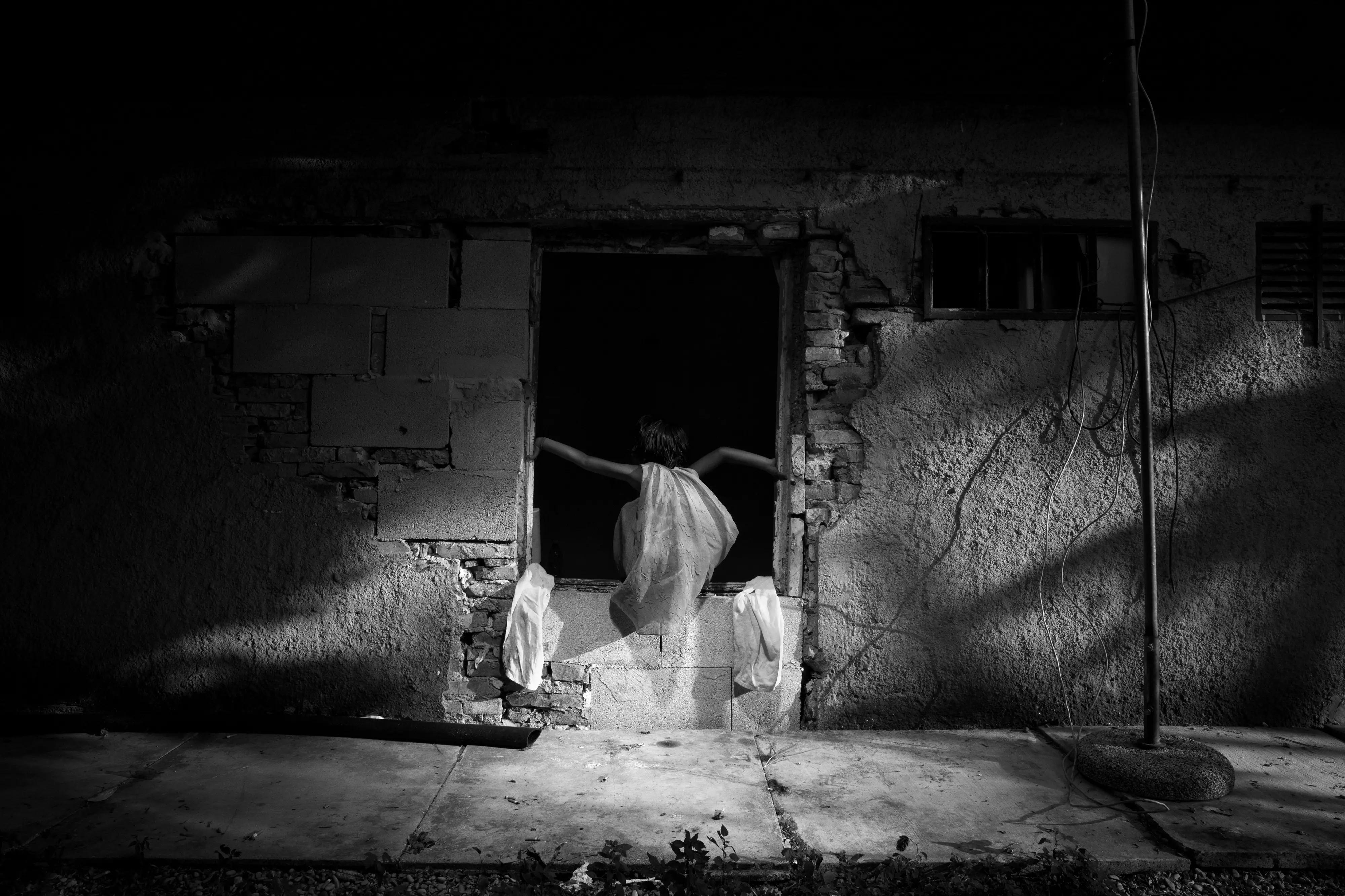 Angelina gioca a casa di sua nonna Sevla. Roma, Italia 2015 ©Paolo Pellegrin/ Magnum Photos