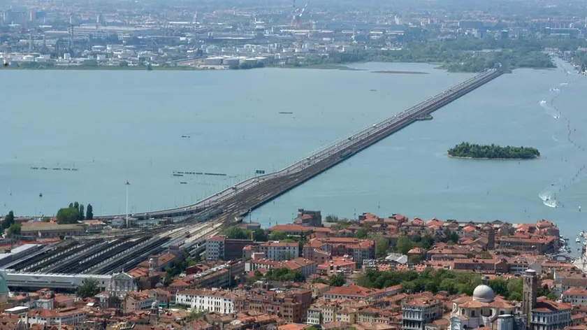 La città storica di Venezia e, sullo sfondo, Mestre e la terraferma dove l’Unesco chiede di realizzare delle zone cuscinetto a tutela di Venezia