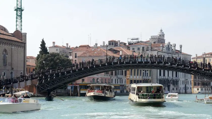 Tantucci Venezia Interpress M.Tagliapietra 10.04.2012.- Degrado Ponte dell'Accademia.