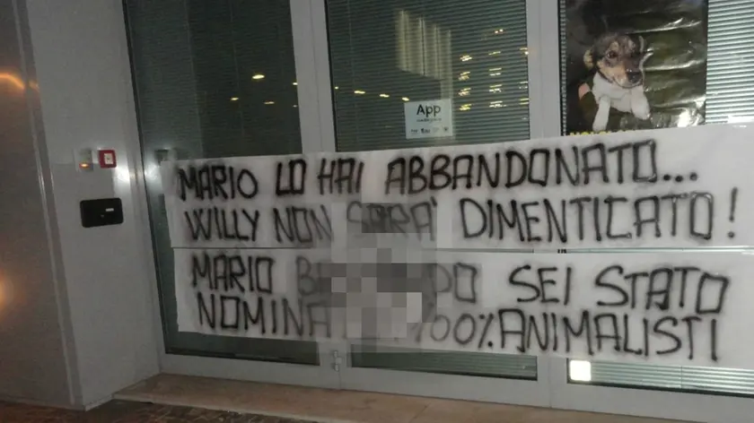 Gli striscioni appesi nella notte