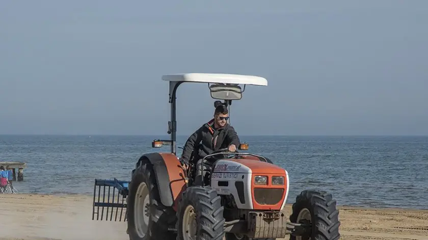 I lavori di spianamento della spiaggia a Jesolo