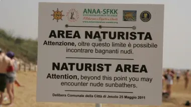 Il cartello che indica l’inizio della spiaggia naturista alla Laguna del Mort