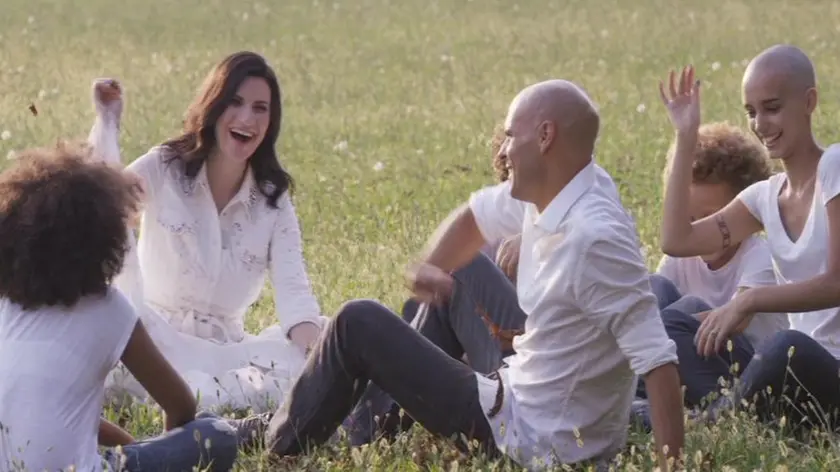 Laura Pausini e i ragazzi della serie "Braccialetti rossi" a Villa Pisani