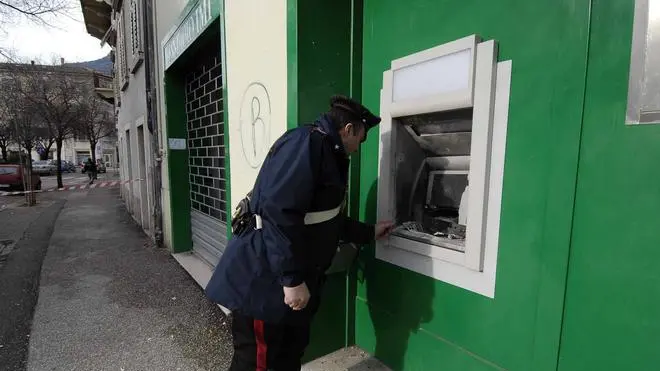 Rovereto - le due sedi bancarie BNL Paris Bas e IMI San Paolo Gruppo Intesa San Paolo prese di mira da quattro giovani con scatole di petardi.Il bancomat del gruppo San Paolo in largo Sauro, distrutto a Natale da un'esplosione