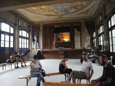 Il Teatro Marinoni al Lido di Venezia occupato, oggi pomeriggio 2 settembre 2011. I lavoratori del Teatro Valle, che dal 14 giugno scorso sono barricati all'interno dello storico teatro romano, hanno occupato questa mattina anche il Teatro Marinoni al Lido di Venezia. Una trentina di occupanti del Valle, insieme ai lavoratori delle arti visive di Venezia, sono entrati nel Teatro Marinoni barricandosi nella struttura. ANSA/ANDREA MEROLA