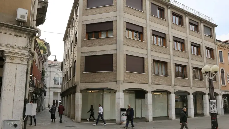 Foto Agenzia Candussi/ Furlan/ Mestre/ Palazzo Piazza Cesare Battisti 17/Foto edificio/ Nella foto il palazzo visto da Piazza Ferretto