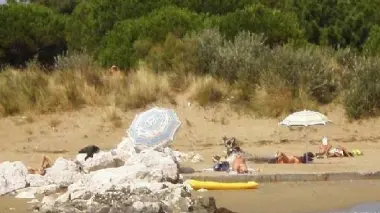 La spiaggia riservata ai naturisti sull’isola del Mort