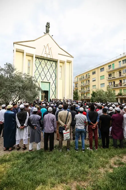 MESTRE FUNERALE ISLAMICO DI MARCO MOHAMMED AORANGOJEB. IN FOTO IL PIAZZALE PIENO DI AMICI.