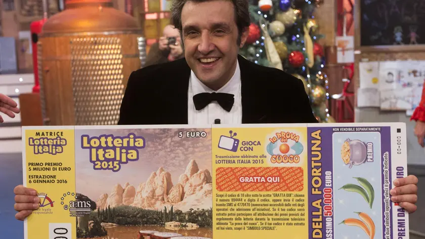 Il conduttore Flavio Insinna durante il programma Rai "Affari tuoi" abbinato all'estrazione della Lotteria Italia, Roma, 06 gennaio gennaio 2016. ANSA/CLAUDIO PERI