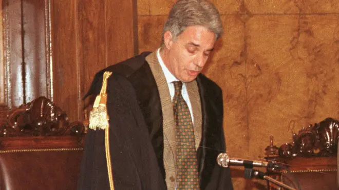 Il giudice Roberto Staffa (C) legge il dispositivo della sentenza a carico di Luigi Faccia e Giuseppe Segato nel 1998. ANDREA MEROLA / ANSA