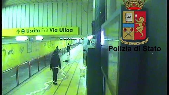 Un fermo immagine della rapina nel sottopasso