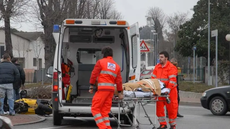 DEPOLO FGAVAGNIN (PROP.) PORTOGRUARO CADE CON LO SCOOTER SULLA ROTONDA IN VIALE ISONZO..I SOCORSI