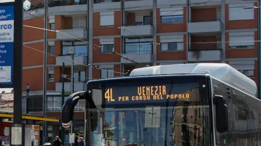 Agenzia Candussi. Pendolari a Piazzale Cialdini, Mestre.