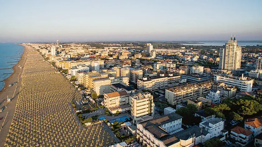 Una vista dall’alto del litorale di Jesolo: la città è pronta a entrare nel vivo della stagione