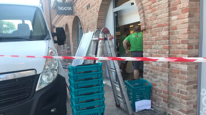 La riparazione della vetrina sfondata del supermercato Tigotà dopo l'incidente e la fuga