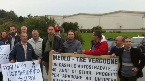 DE POLO - DINO TOMMASELLA - MEOLO - PROTESTA ABITANTI PER LA PISTA CICLABILE