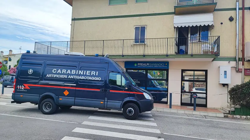 I carabinieri di fronte al bancomat di Cavallino (foto Vianello)