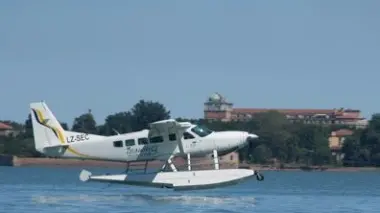 L’idrovolante messo a disposizione dalla società Seawings e che comincia il suo servizio da domani