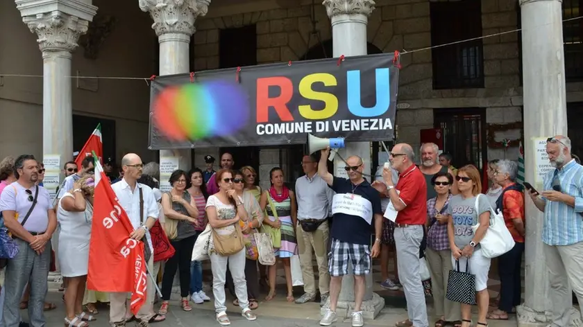 Interpress/Gf.Tagliapietra.08.07.2016.- Manifestazione dei comunali a Cà Farsetti.
