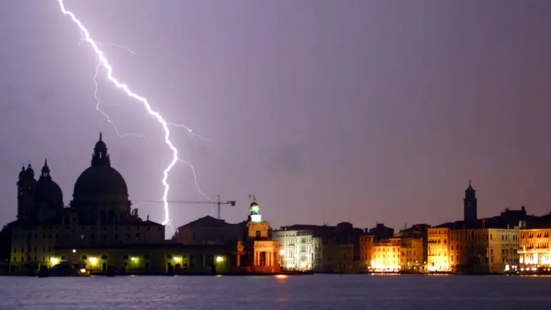 Previsioni meteo: annunciati temporali e fulmini (foto d'archivio)