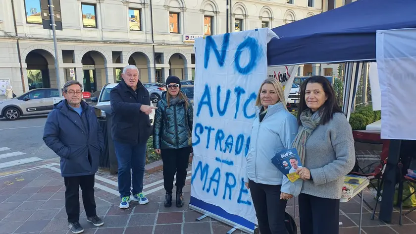 Il gazebo del M5s davanti al duomo di San Donà