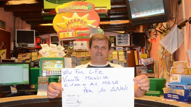 Tantucci Interpress-M.Tagliapietra Venezia 17.06.2012.- Vincita da 1000 euro al mese per 10 anni a Win for life. Tabaccheria Tabalotto Cannaregio 5693. Nella foto il titolare Davide Menegazzo.