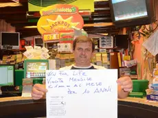 Tantucci Interpress-M.Tagliapietra Venezia 17.06.2012.- Vincita da 1000 euro al mese per 10 anni a Win for life. Tabaccheria Tabalotto Cannaregio 5693. Nella foto il titolare Davide Menegazzo.