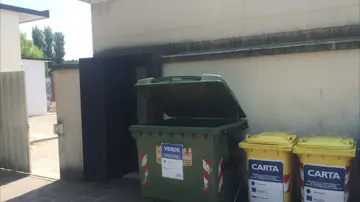 Il cassonetto della tragica scoperta