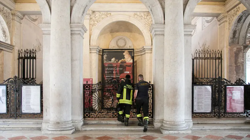 Venezia,4.7.2021. Piazza S.Marco. Museo Correr. Allarme per un problema ad un quadro elettrico. Nella foto: i vigili del fuoco all'ingresso del Museo.