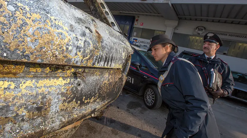 Ferrazza Castelfranco carabinieri fanno rilievi su Audi gialla quello che resta del marchio