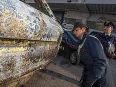 Ferrazza Castelfranco carabinieri fanno rilievi su Audi gialla quello che resta del marchio