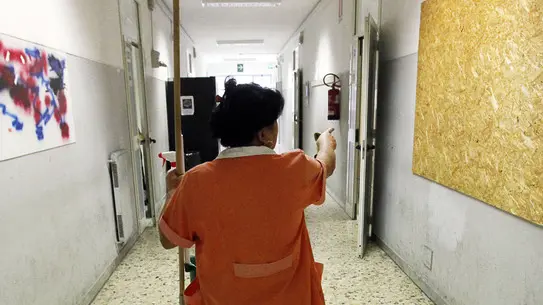 Una bidella cammina in un corridoio il primo giorno di scuola al liceo Newton di Roma, oggi 12 settbre 2011 a Roma..ANSA/ALESSANDRO DI MEO