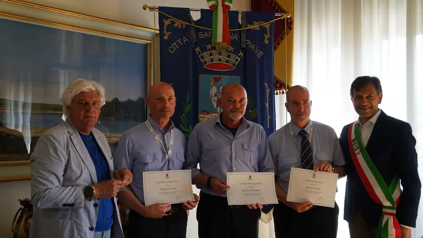 Il presidente Turchetto, i tre autisti premiati e il sindaco Andrea Cereser