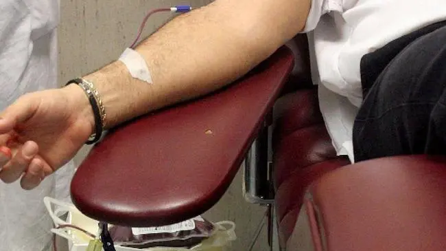 20070401 - CRO - ROMA - MEDICINA:TROVATI ENZIMI PER CREARE SANGUE ZERO UNIVERSALE - (EMBARGO FINO ALLE ORE 19 DI OGGI 1 APRILE) - Un'immagine d'archivio del 2005, relativa a sangue e trasfusioni. Scoperti in due batteri gli enzimi capaci di convertire il sangue dei gruppi A, B, AB in gruppo ..zero, ovvero quello dei cosiddetti donatori universali perche' utilizzabile per le trasfusioni su soggetti di qualsiasi altro gruppo sanguigno. VIRGINIA FARNETI / ARCHIVIO-ANSA/BGG..