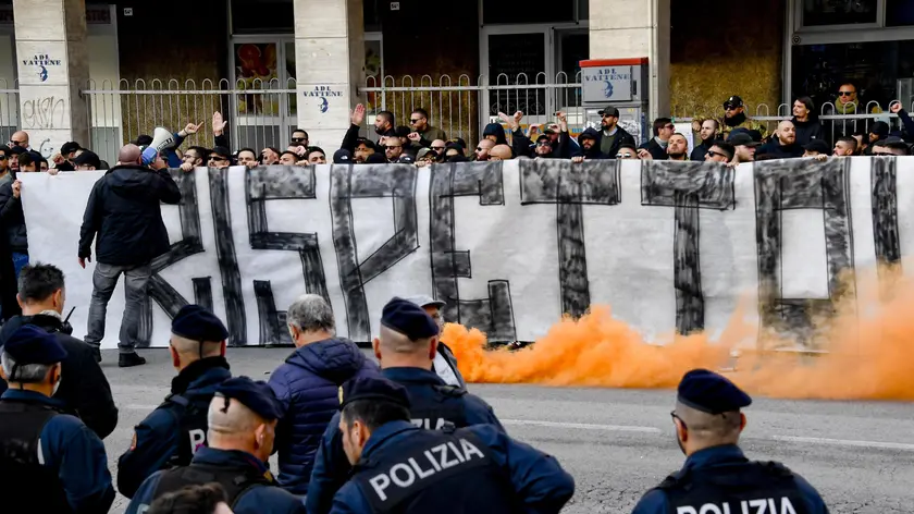 Un momento della contestazione di circa 150 ultras del Napoli davanti alla rampa di accesso allo San Paolo di Napoli dove era in programma alle 15.30 l'allenamento della squadra di Ancelotti aperto agli abbonati, ma non alla stampa. I tifosi hanno esposto uno striscione con la scritta "Rispetto!", 7 novembre 2019 ANSA / CIRO FUSCO