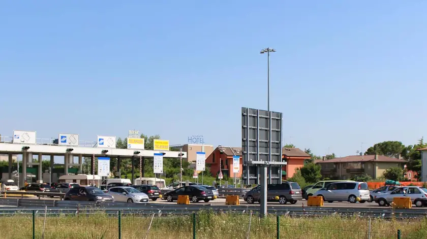 Auto in coda al casello dell'A4 a Noventa