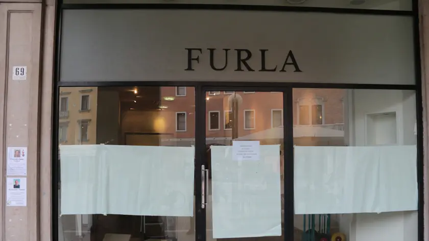 Foto Agenzia Candussi/ Morsego/ Mestre, piazza Ferretto/ Chiusura del negozio Furla