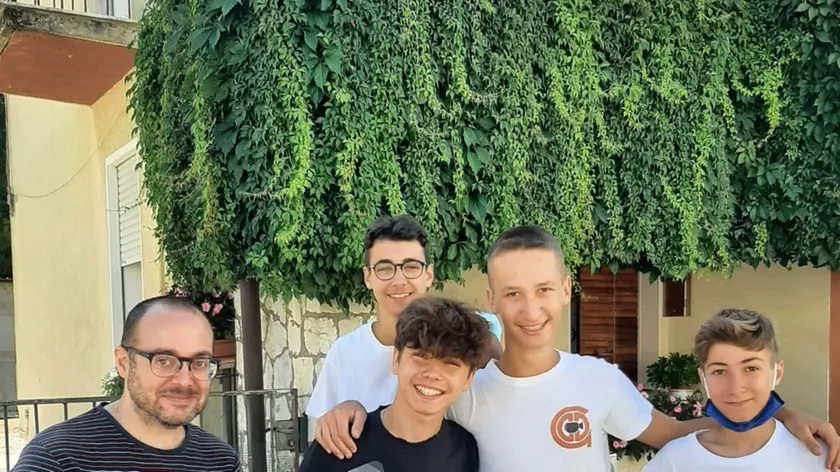 Lo scrittore Daniele Nicastro con i ragazzi protagonisti del lungometraggio