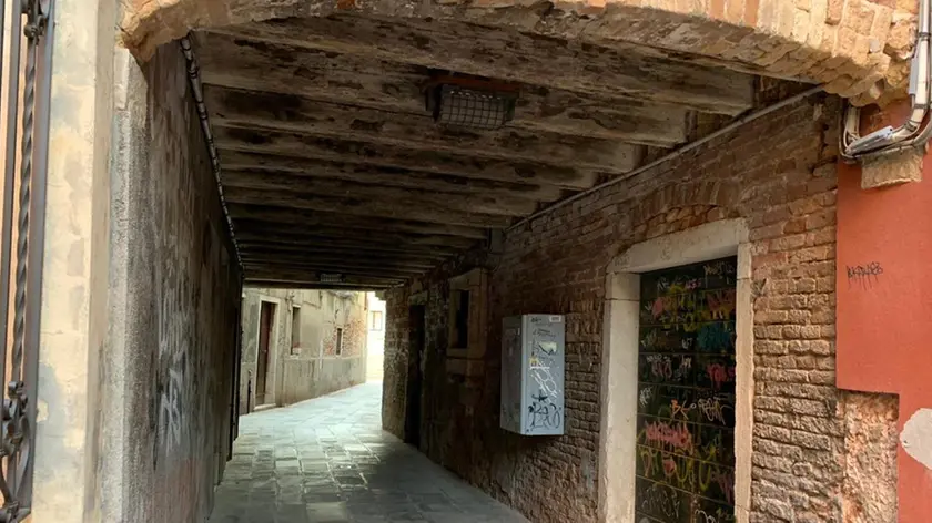 Il sottoportego de La Toletta, luogo in cui è avvenuta l'aggressione