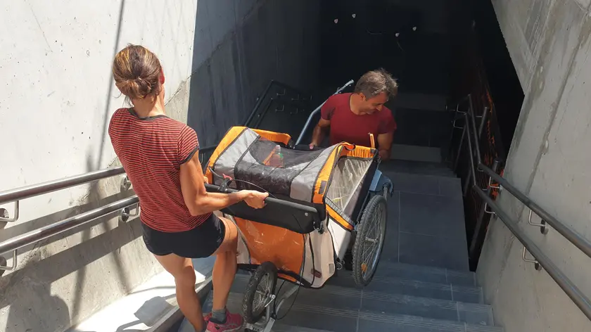 Alcuni turisti affrontano il nuovo tunnel transitabile da Mestre in direzione Vega