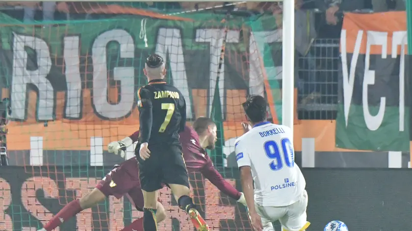 Il terzo gol del Frosinone (foto Matteo Tagliapietra/Interpress)