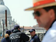 Agenti di Polizia presidiano il pontile nei pressi di piazza San Marco dove nel pomeriggio sbarchera' Benedetto XVI, 7 maggio 2011. Ventiduesimo viaggio in Italia del pontificato per Benedetto XVI, che oggi parte per il Nordest, dove in due giorni visitera' Aquileia, Mestre e Venezia, terzo papa dopo Paolo VI nel '72 e Giovanni Paolo II nell'85 e nel '92. ANSA/DANIEL DAL ZENNARO