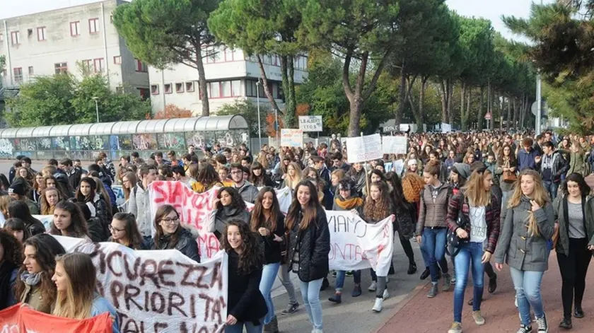 SAN DONA' DI P. - DINO TOMMASELLA - COLUCCI- SCIOPERO STUDENTI DEL LICEO MONTALE - PARTENZA DEL CORTEO DALLA CITTADELLA SCOLASTICA