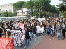 SAN DONA' DI P. - DINO TOMMASELLA - COLUCCI- SCIOPERO STUDENTI DEL LICEO MONTALE - PARTENZA DEL CORTEO DALLA CITTADELLA SCOLASTICA