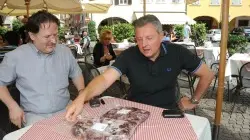 Il senatore della Lega Nord, Sergio Divina, accanto a due confezioni di carne d'orso