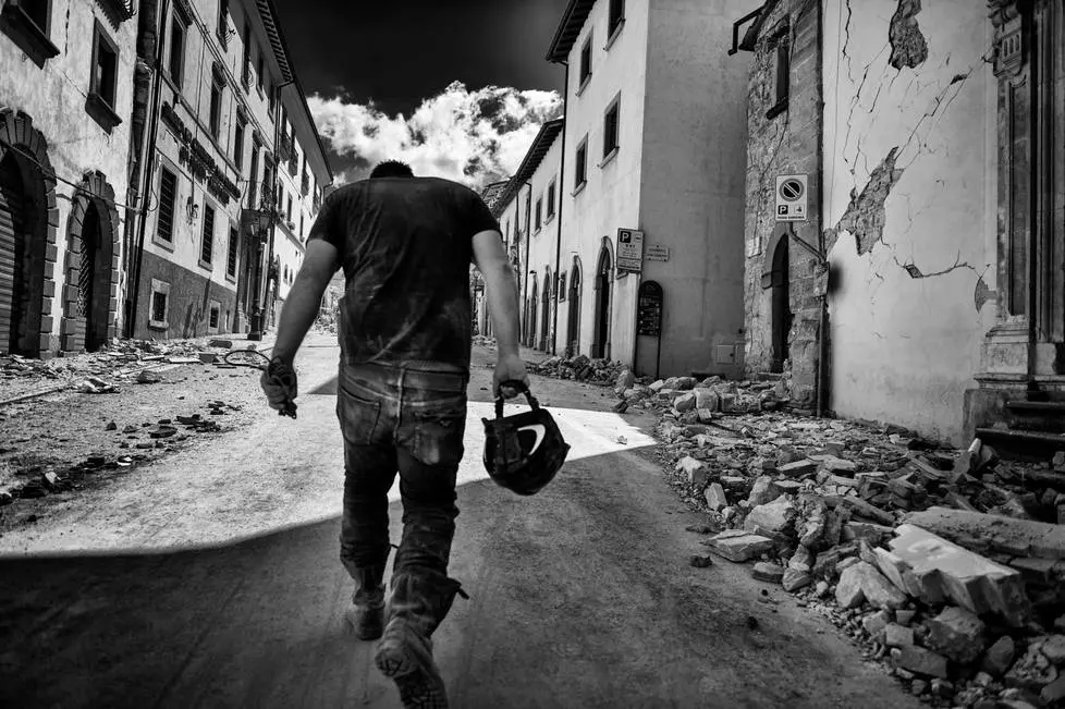 24 Agosto 2016 - Terremoto Amatrice - Vigile del fuoco lungo il corso principale di Amatrice mentre si avvicina alle macerie.