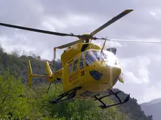 20090822 - ROMA - DIS - CADE ELICOTTERO SU MONTE FALORIA, 4 MORTI. Un elicottero del 118 in una immagine di archivio. Un elicottero e' caduto sul Monte Faloria, vicino Belluno. A bordo c'erano quattro persone, tutte morte. Secondo le prime informazioni si tratterebbe di un mezzo del Suem, il servizio sanitario del 118. Sul posto stanno intervenendo i vigili del fuoco. La zona, piuttosto impervia, e' interessata dal maltempo. A bordo dell'elicottero del Suem, secondo le prime informazioni, oltre al pilota, c'erano un medico e due tecnici. Non e' escluso, ma al momento e' una ipotesi, che il velivolo, che stava intervenendo per una frana in zona Rio Gere, verso Passo Tre Croci, si sia abbassato a causa del maltempo e possa aver toccato i fili dell'alta tensione. Sul posto, oltre ai vigili del fuoco, i carabinieri e le ..squadre del soccorso alpino...ANSA/FRANCO SILVI/DRN